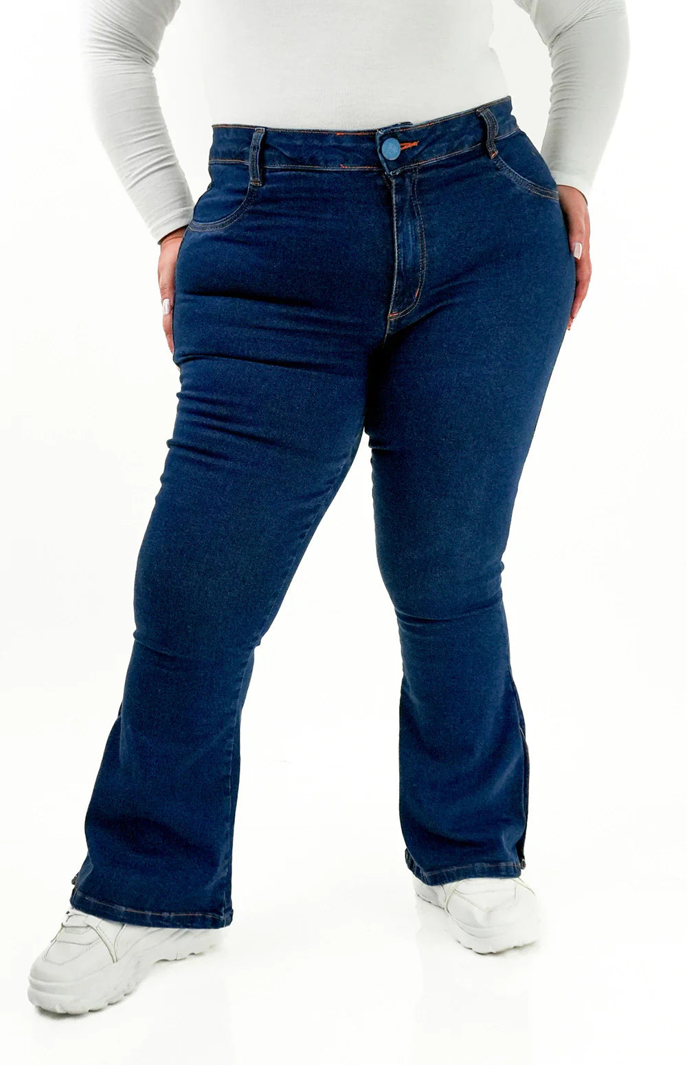 CALÇA JEANS PLUS SIZE - FLARE PARA BAIXINHAS BOTÕES FORRADOS