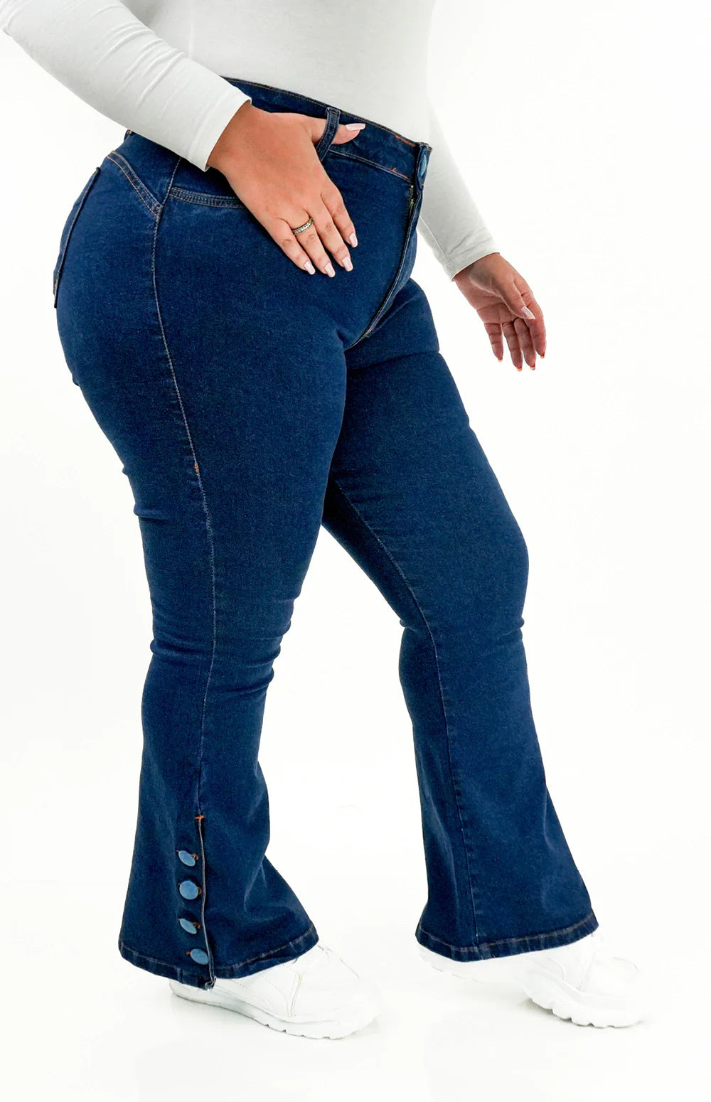 CALÇA JEANS PLUS SIZE - FLARE PARA BAIXINHAS BOTÕES FORRADOS