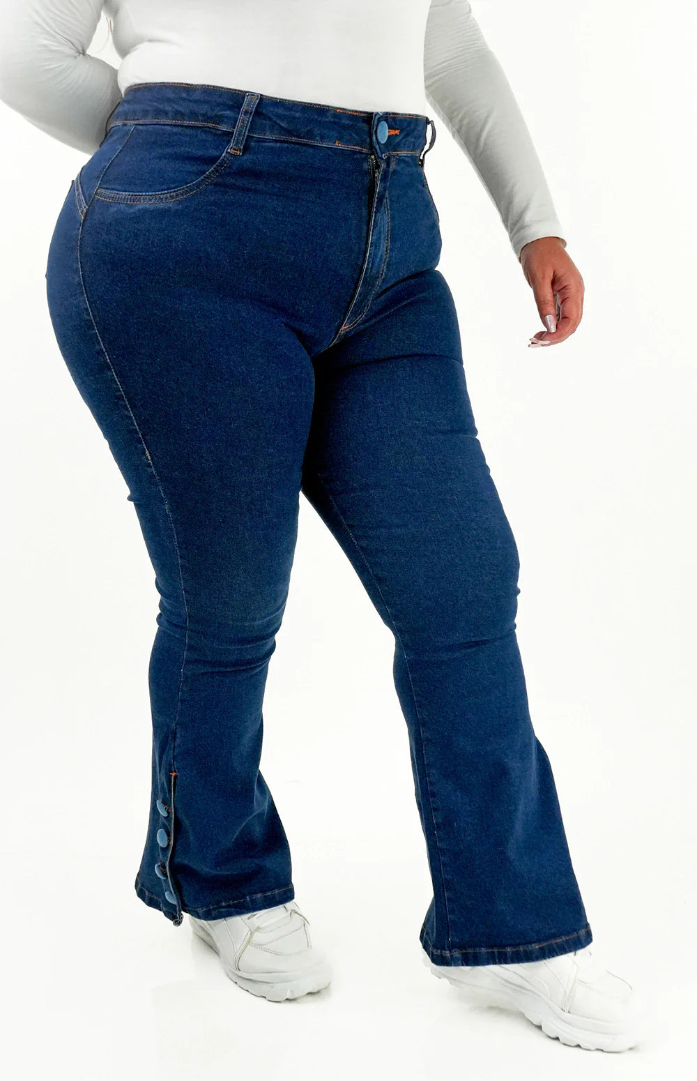 CALÇA JEANS PLUS SIZE - FLARE PARA BAIXINHAS BOTÕES FORRADOS