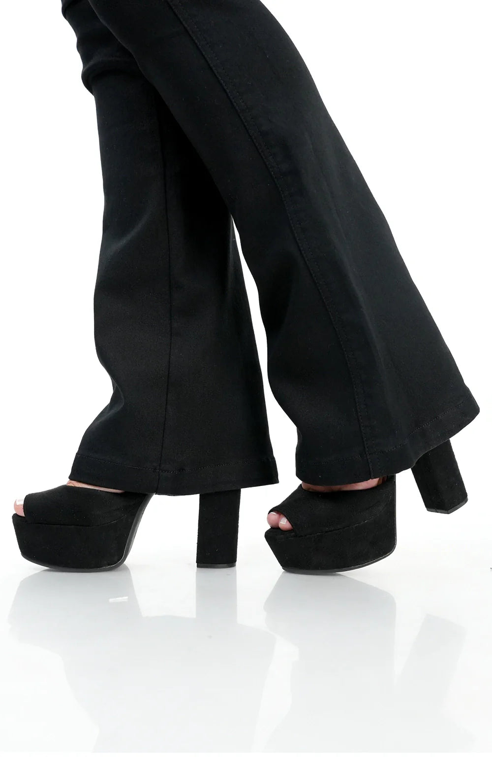 Calça Jeans Feminina - Flare Preta Intense