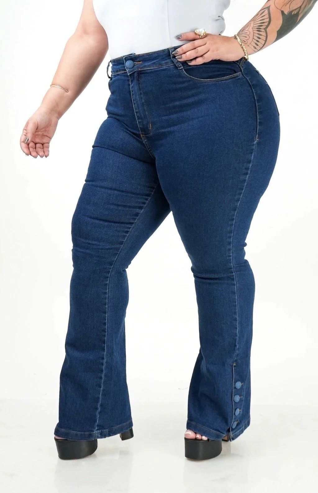 CALÇA JEANS FEMININA - FLARE BLUE BOTÕES FORRADOS