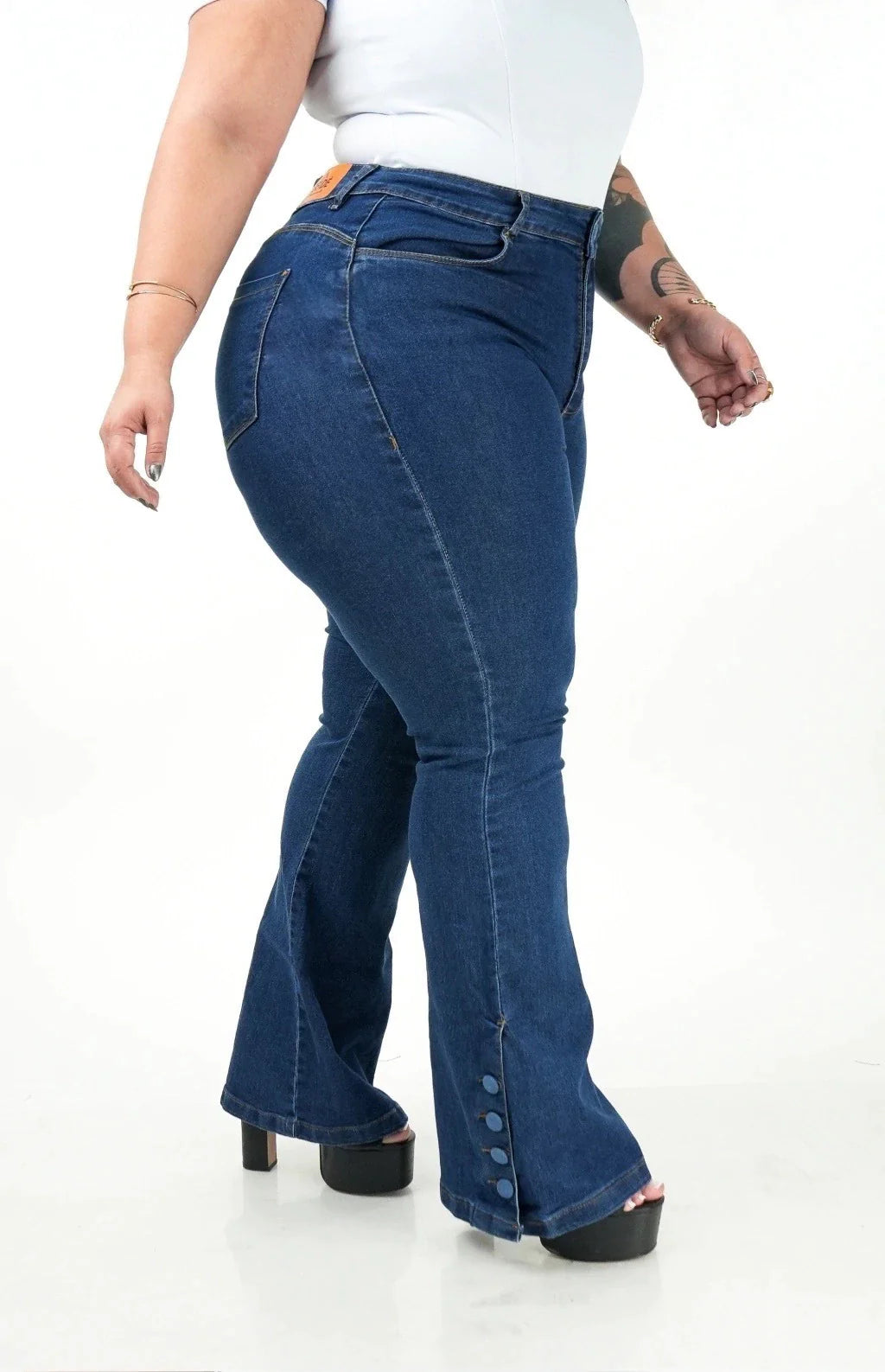 CALÇA JEANS FEMININA - FLARE BLUE BOTÕES FORRADOS