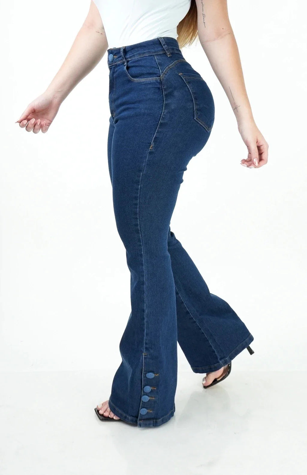 CALÇA JEANS FEMININA - FLARE BLUE BOTÕES FORRADOS