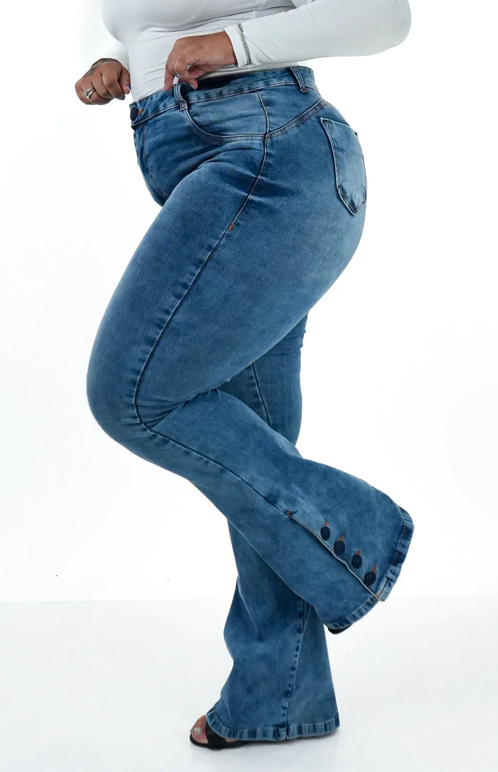 CALÇA JEANS PLUS SIZE - FLARE LAZULLI BOTÕES FORRADOS