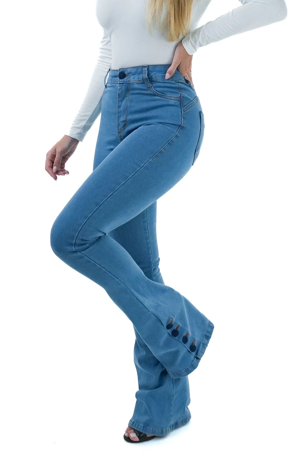 CALÇA JEANS FEMININA - FLARE PISCINE BOTÕES FORRADOS