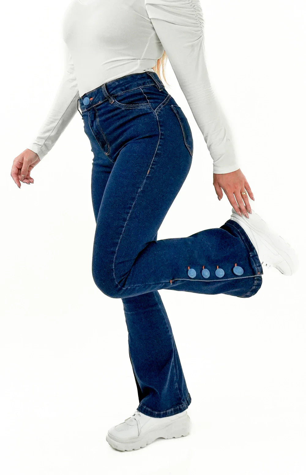 CALÇA JEANS FEMININA - FLARE PARA BAIXINHAS BOTÕES FORRADOS