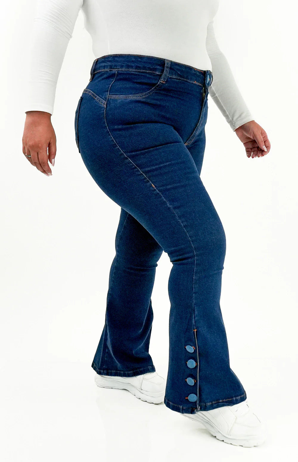 CALÇA JEANS PLUS SIZE - FLARE PARA BAIXINHAS BOTÕES FORRADOS