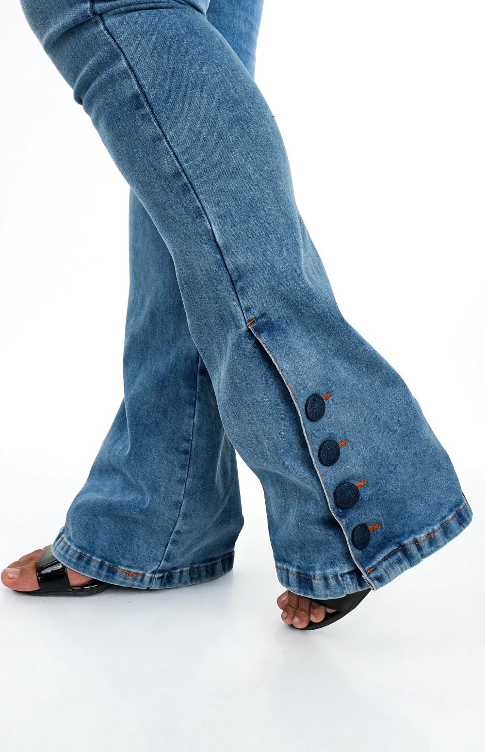 CALÇA JEANS PLUS SIZE - FLARE LAZULLI BOTÕES FORRADOS