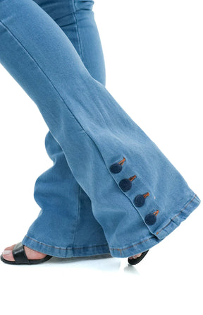 CALÇA JEANS FEMININA - FLARE PISCINE BOTÕES FORRADOS