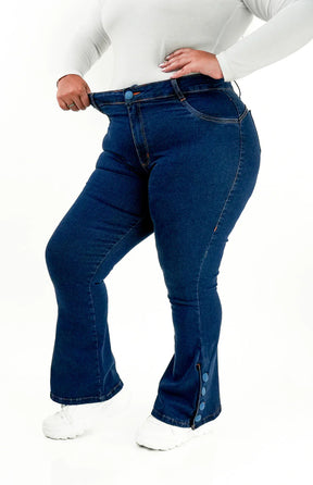 CALÇA JEANS PLUS SIZE - FLARE PARA BAIXINHAS BOTÕES FORRADOS