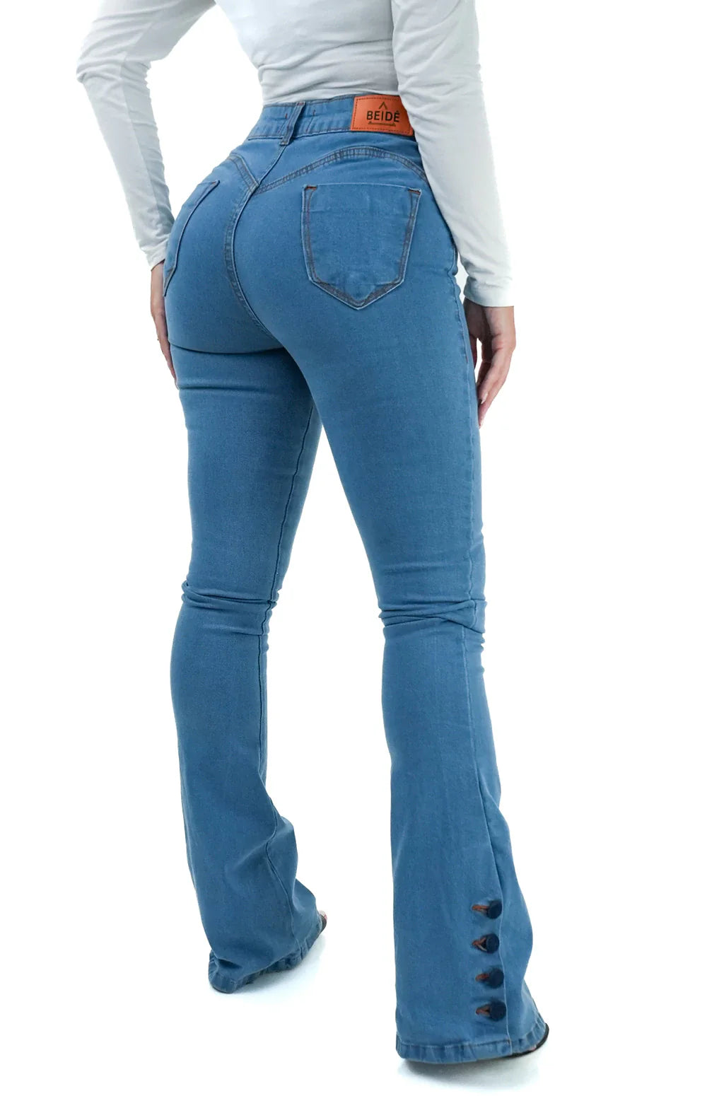CALÇA JEANS FEMININA - FLARE PISCINE BOTÕES FORRADOS