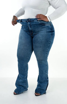 CALÇA JEANS PLUS SIZE - FLARE LAZULLI BOTÕES FORRADOS