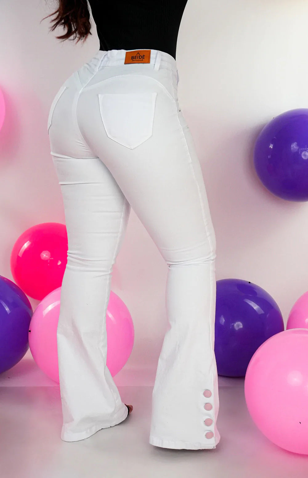 CALÇA JEANS FEMININA - FLARE BRANCA BOTÕES FORRADOS ROSA