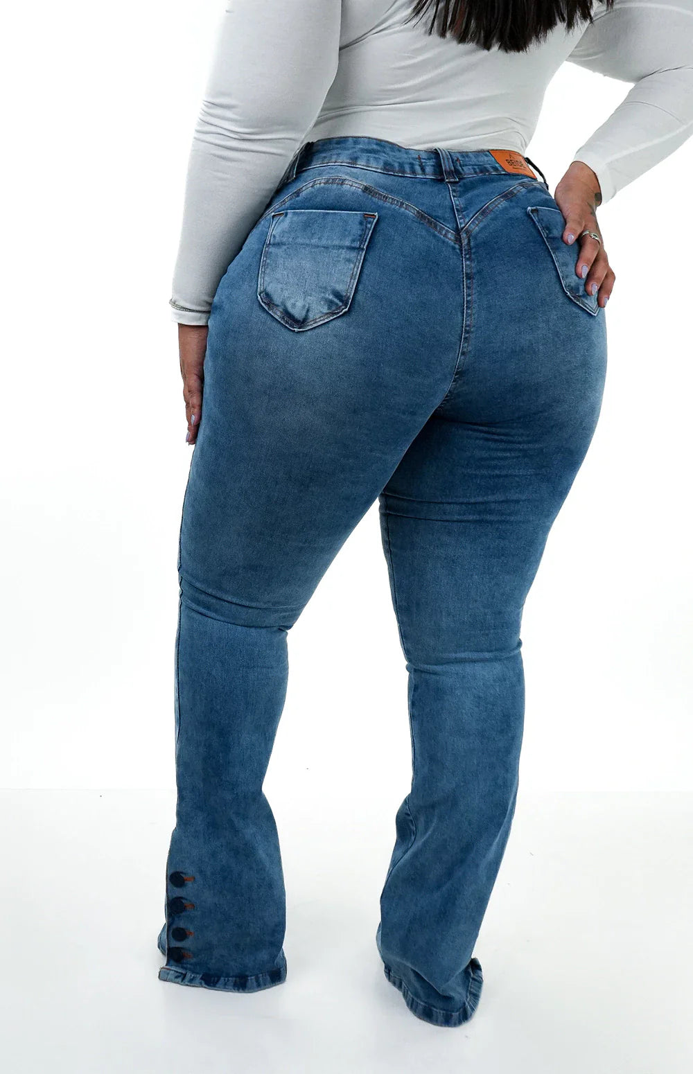 CALÇA JEANS PLUS SIZE - FLARE LAZULLI BOTÕES FORRADOS
