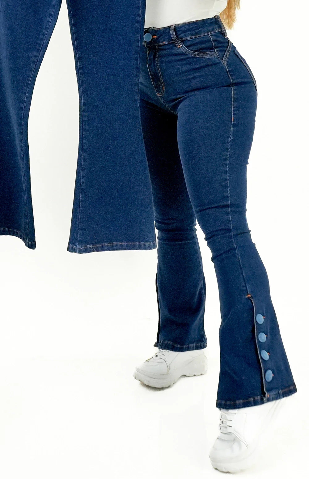 CALÇA JEANS FEMININA - FLARE PARA BAIXINHAS BOTÕES FORRADOS
