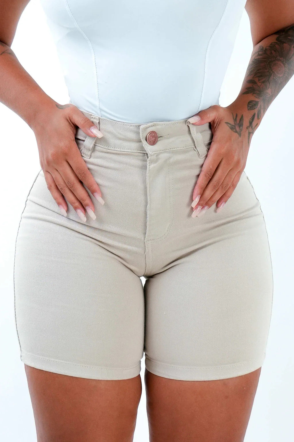 SHORTS JEANS MEIA COXA - NUDE CHIC
