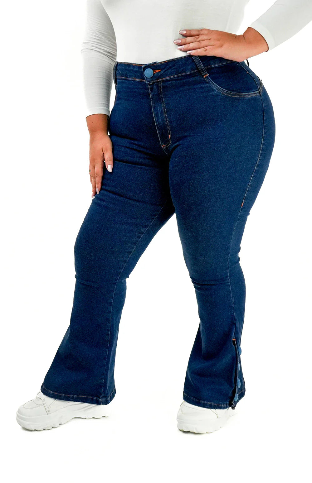 CALÇA JEANS PLUS SIZE - FLARE PARA BAIXINHAS BOTÕES FORRADOS