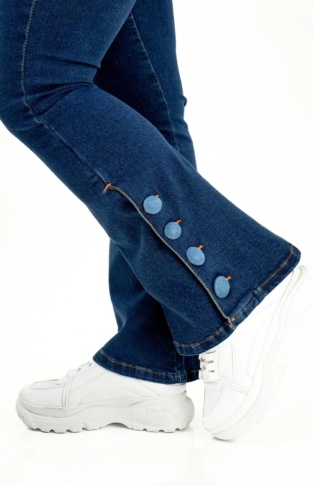 CALÇA JEANS FEMININA - FLARE PARA BAIXINHAS BOTÕES FORRADOS
