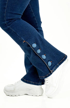 CALÇA JEANS FEMININA - FLARE PARA BAIXINHAS BOTÕES FORRADOS