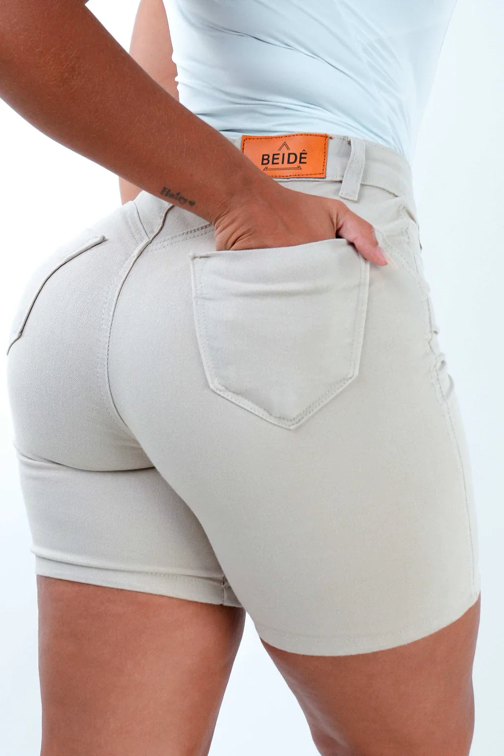 SHORTS JEANS MEIA COXA - NUDE CHIC