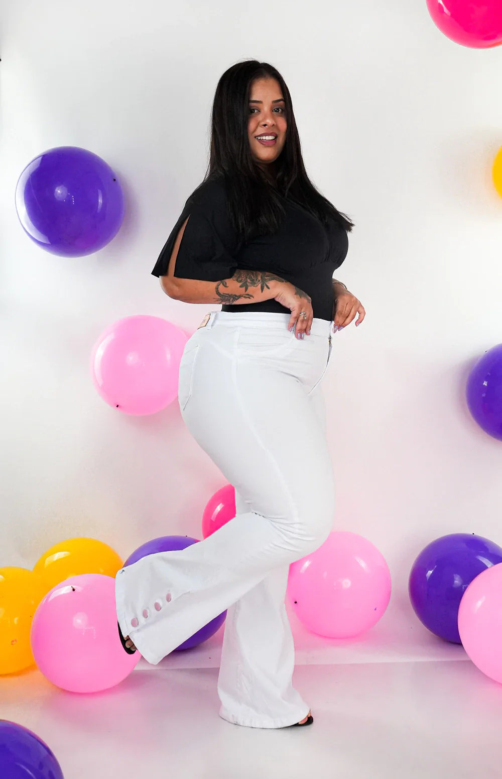 CALÇA JEANS FEMININA - FLARE BRANCA BOTÕES FORRADOS ROSA