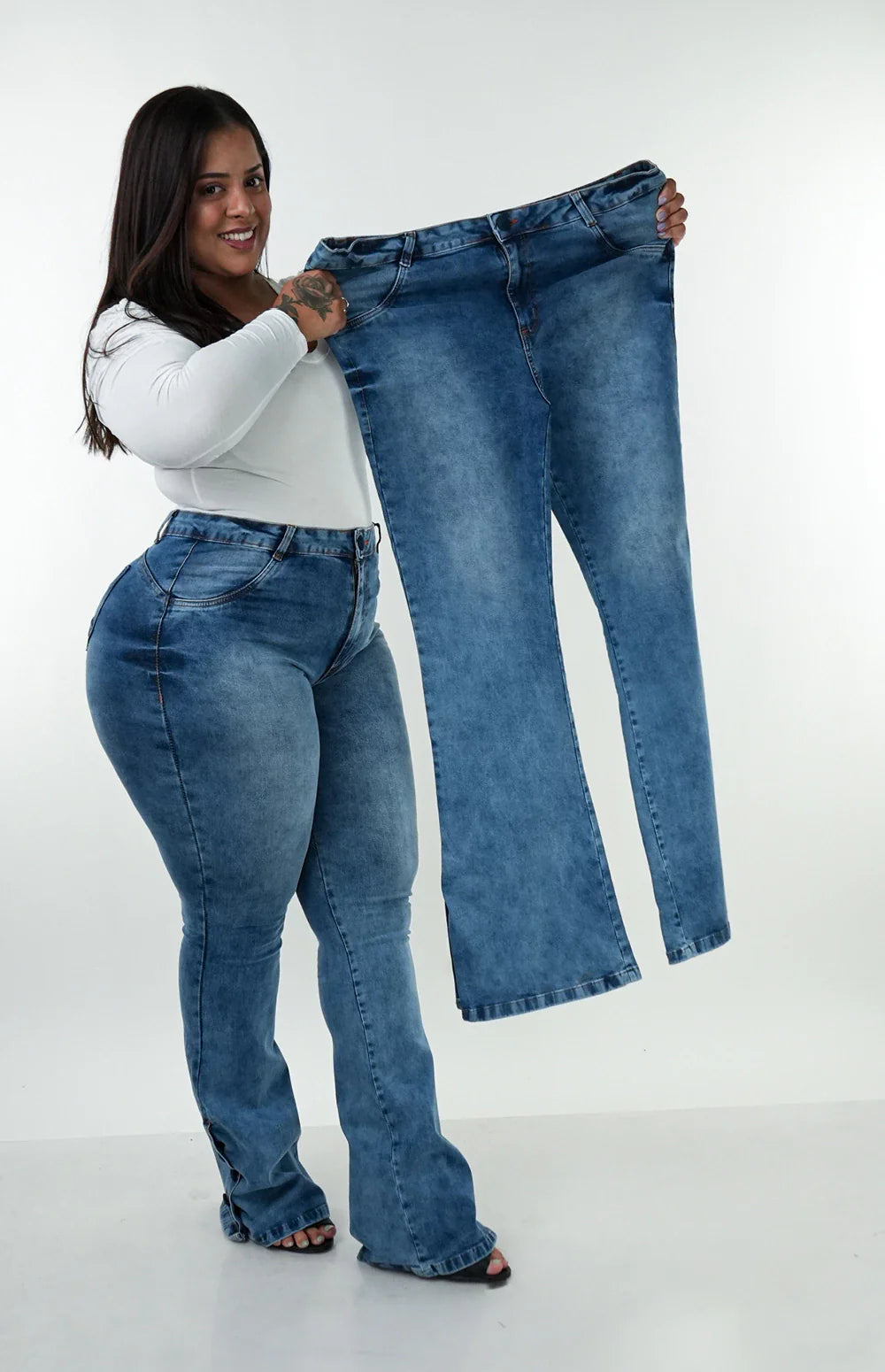CALÇA JEANS FEMININA - FLARE LAZULLI BOTÕES FORRADOS